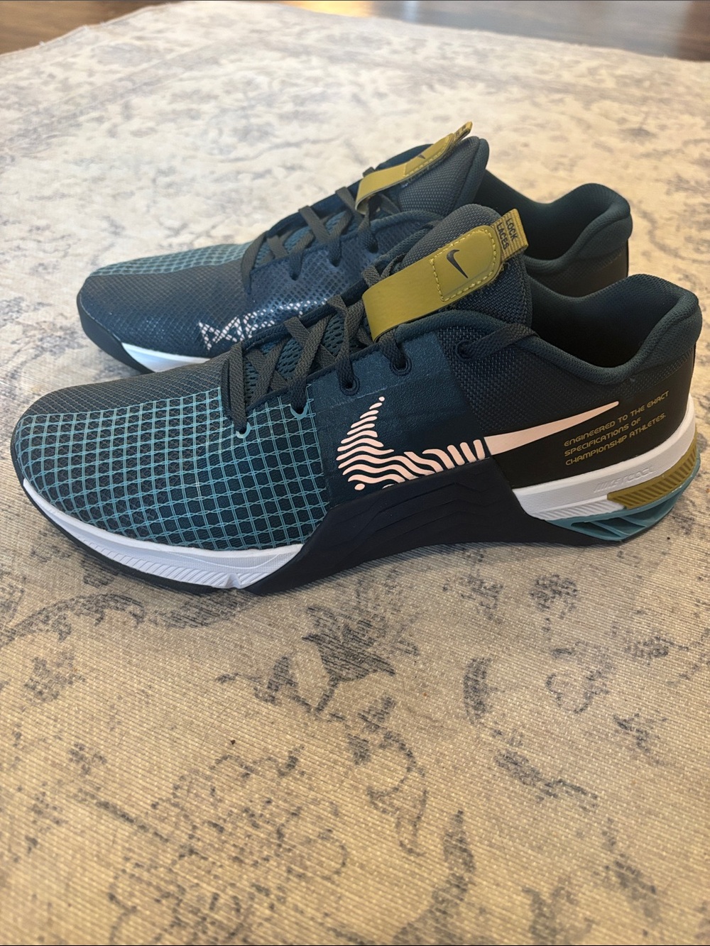 Nike Men’s Metcon 8 Workout Shoe - size 10 - blue/white/pink